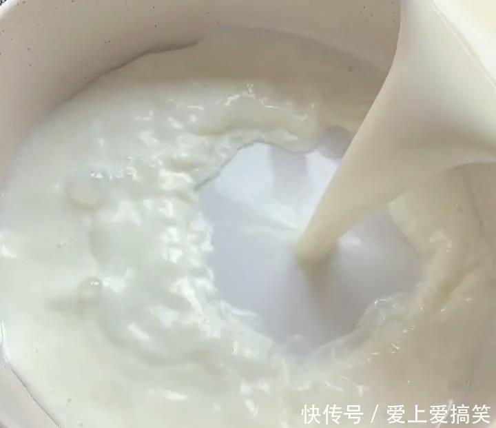 小朋友在家,用草莓,简单几步,轻松做成小吃,香甜爽口,人人爱