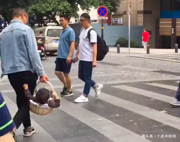 篮子|“随性奶爸”拎着娃上街火了,网友娃怕是买篮子送的吧