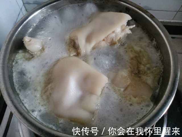 为啥猪蹄总是炖不烂？大厨老爸：少了这一步，难怪不香不软腥味重