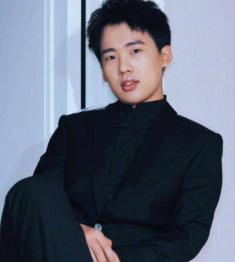 郭麒麟 郭麒麟录节目身上被缠胶带,看到他的衣服,网友大林子心疼不