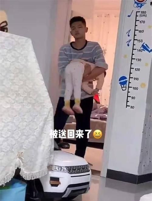 妈妈|妹妹溜进哥哥房间蹭床睡,哥哥的反应太“无情”,妈妈不禁笑翻