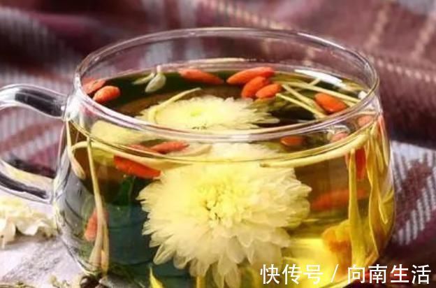 中老年人|原来枸杞不能随便泡水喝,4种情况下,相当于给身体喂毒,要记牢