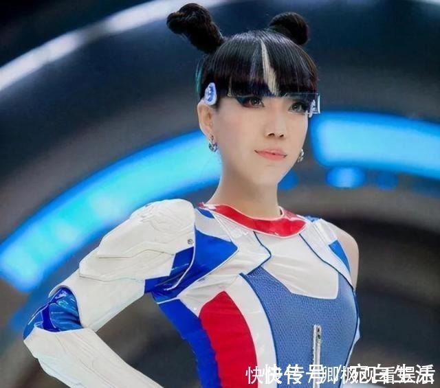 她走红后就膨胀，穿袜子要4个人伺候，从上亿代言费沦落县城卖唱