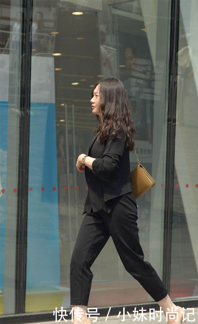 好看|街拍:为什么姑娘喜欢尖头细跟鞋, 特别是10厘米的, 因为真的好看