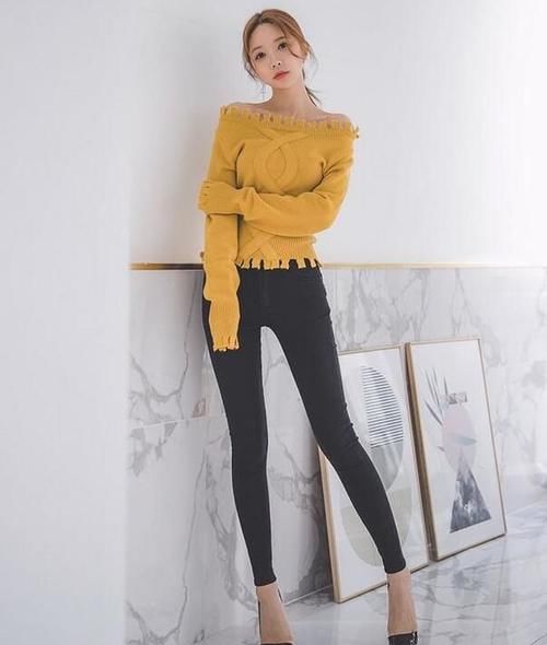 紧身牛仔裤|穿紧身牛仔裤小姐姐,性感身材彰显街头女神魅力,修饰完美身形