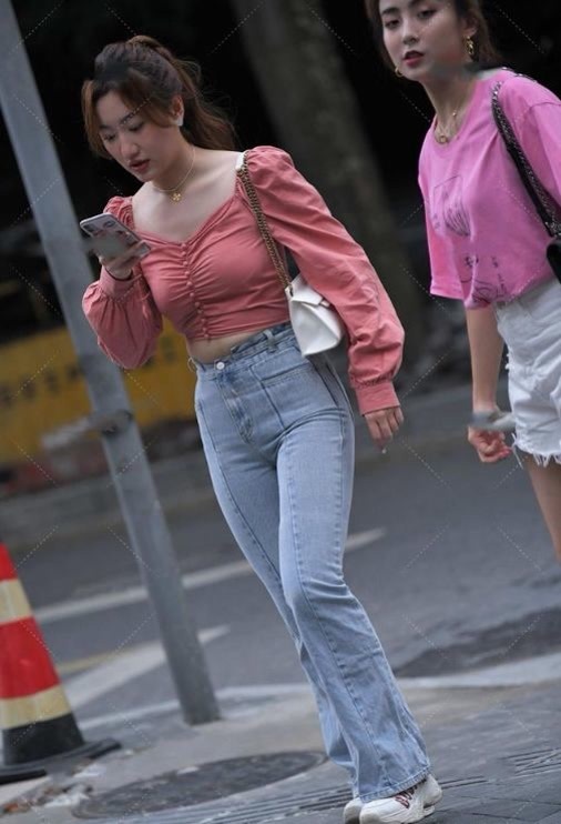 穿搭 墨绿色的无袖上衣,搭配黑色九分裤,整体给人简单清爽利落感觉