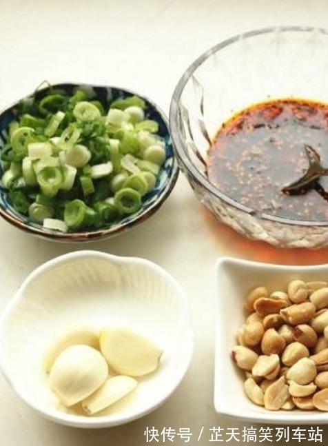 多汁|夏天太热没胃口？做个家常口水鸡，肉嫩多汁，超级下饭