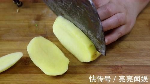 辣椒面|土豆不再炒着吃了，加1个洋葱，教你秘制一做，上桌就抢吃光