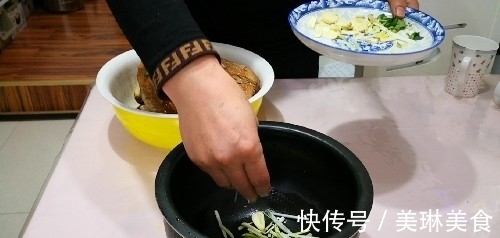 电饭锅|整只鸡往电饭锅里一丢，不加1滴水1滴油，出锅后老婆和儿子抢着吃