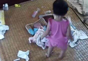 弟弟|妈妈在忙,3岁姐姐去帮妈妈哄弟弟,下一秒让人心寒捏把汗