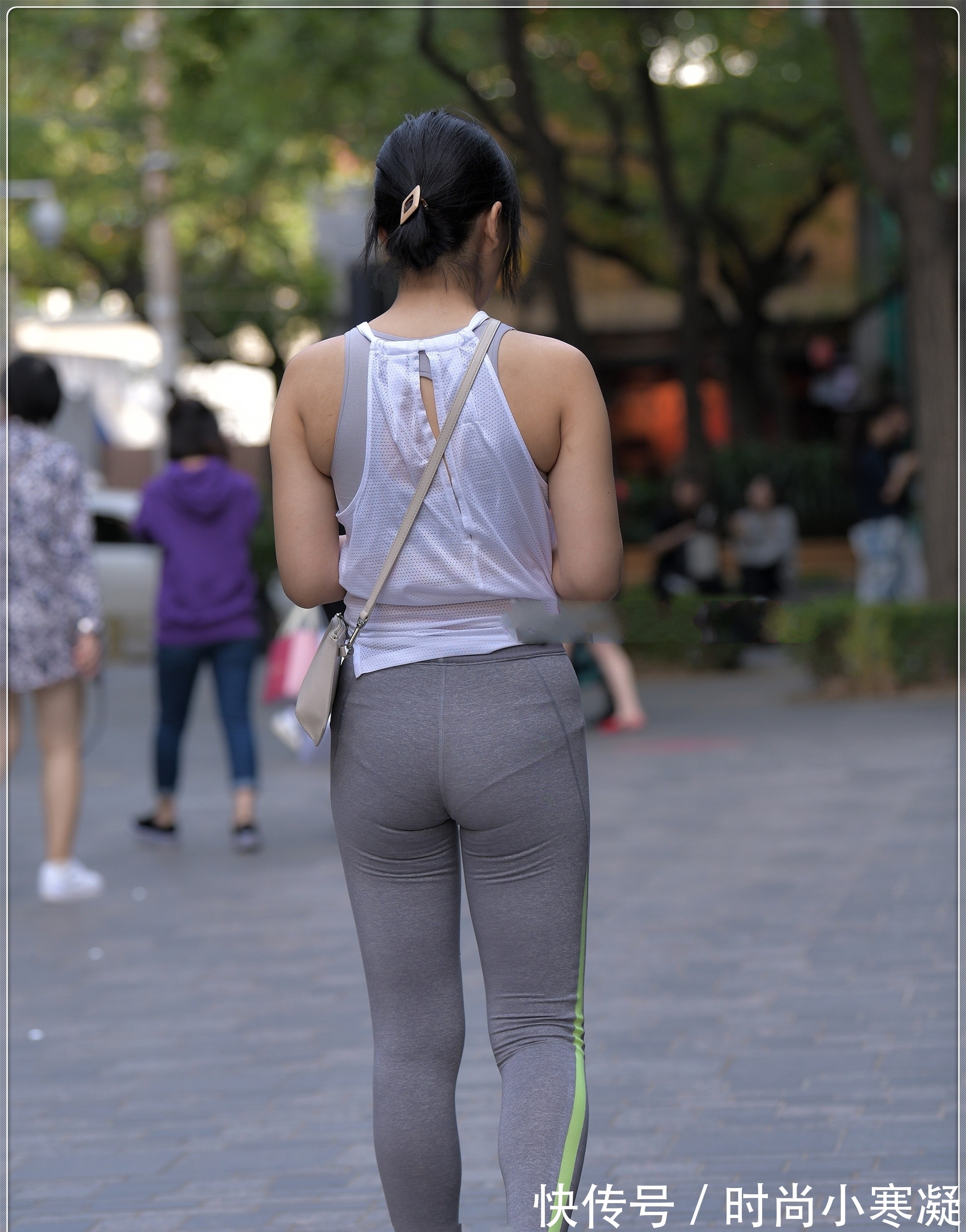 无袖|无袖冰丝短T搭配浅灰色运动裤，贴身舒适，清凉一夏