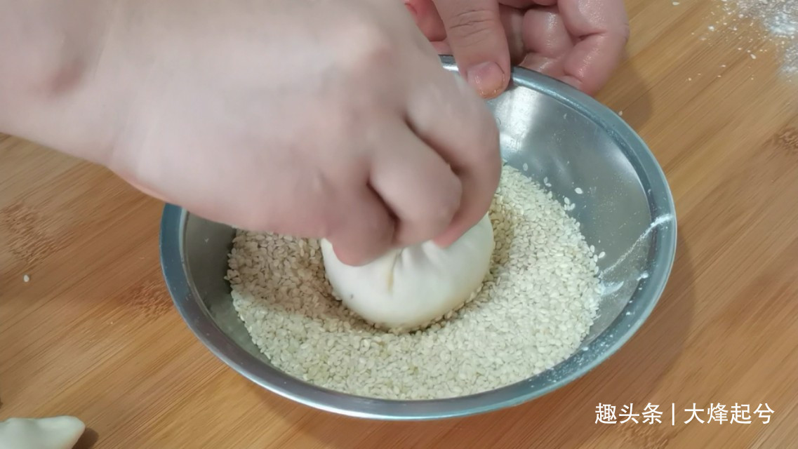 芝麻酥饼在家简单做，外酥里软又香甜，不用烤箱也可以酥得掉渣