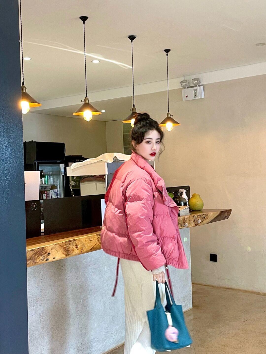 百搭 今年流行羽绒服搭配针织裤,穿上身百搭又时尚!