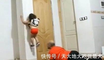 举动|父亲为锻炼孩子,装丧尸吓女儿,结果女儿这个举动把自己看傻了