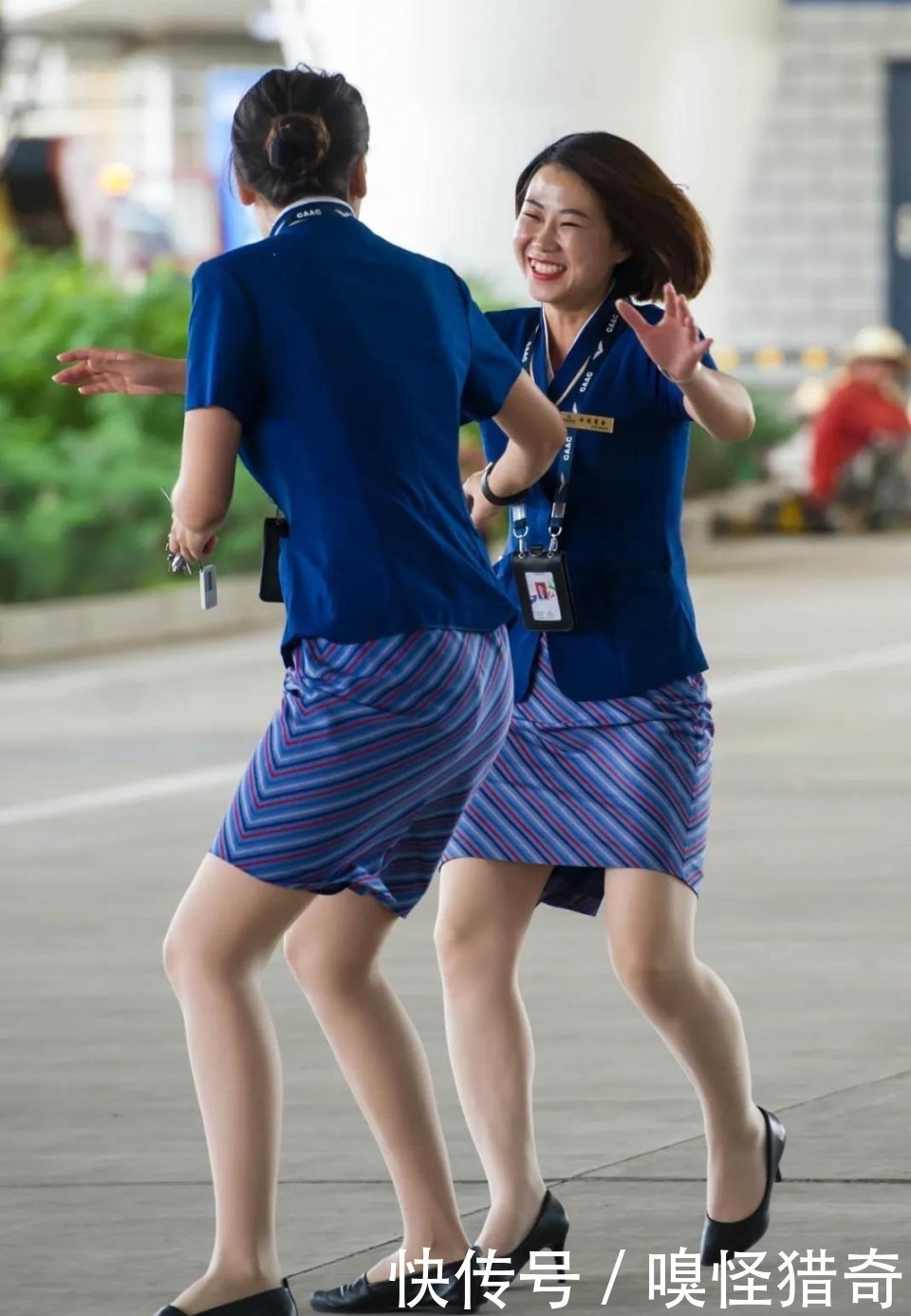 连衣裙两个美少妇,这是你俩嬉闹的地方吗