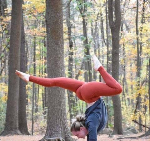 小伴|瑜伽人的脑回路很新颖啊，女人现身树上，我强迫症都犯了