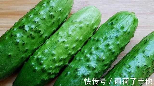 简单好吃的葱油黄瓜蒜香豆腐，软嫩营养又美味，老少皆宜的美食！