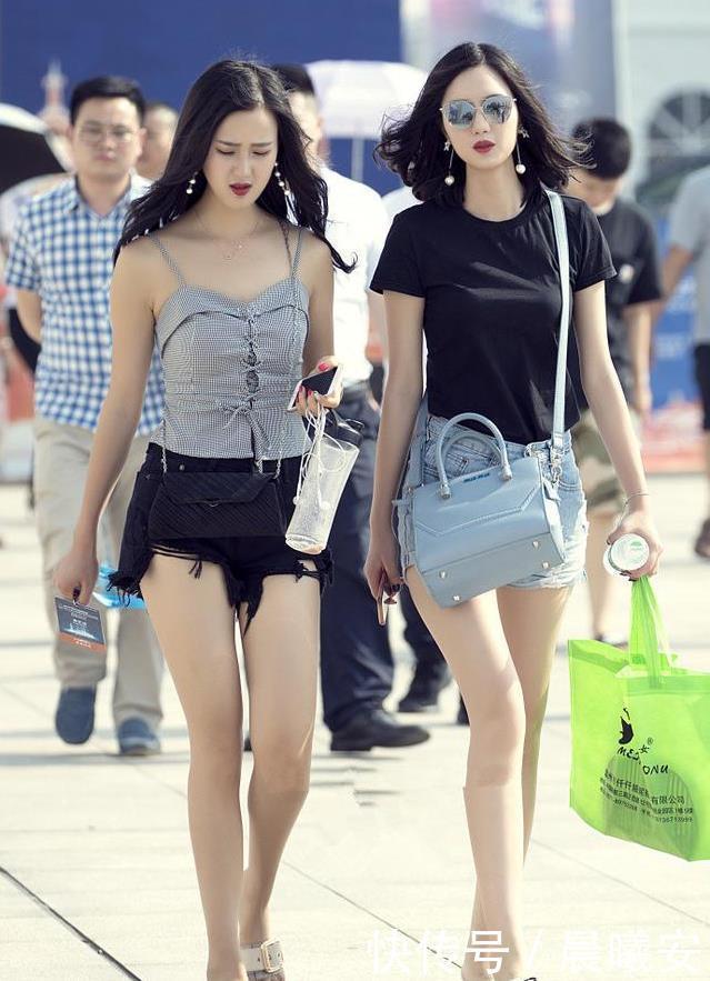 逛街|街拍好朋友一起逛街,同穿短裤,秀出美腿、秀出气质