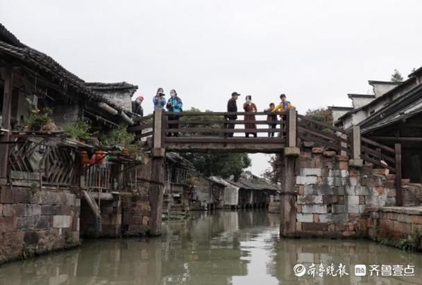 街上|乌镇老街上，游人来来往往