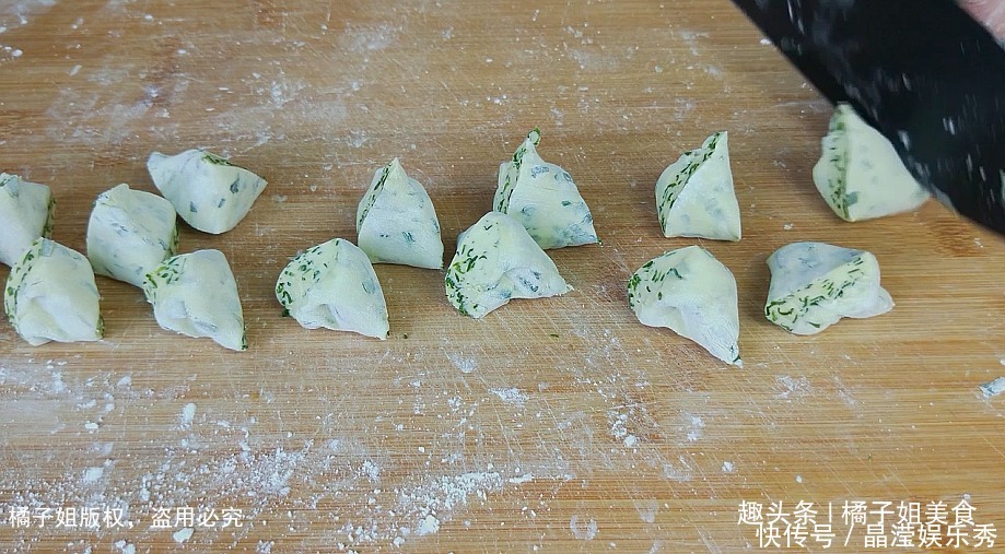  饺子|韭菜和面粉放一起，不煮面片不包饺子，一顿做了30个，上桌扫光