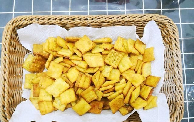 熬粥|小米别只会熬粥了,加碗面粉,教你做小米锅巴,焦香酥脆,无添加