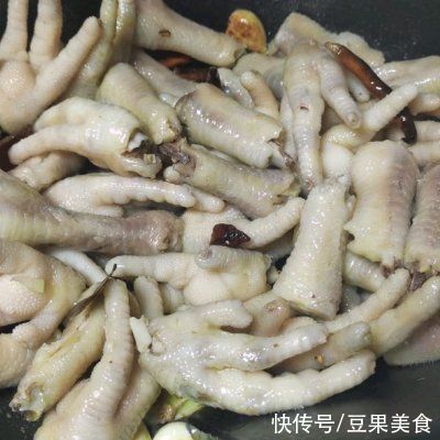 常吃五香卤鸡爪的人普遍比同龄人身体好