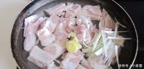 为啥排骨焯水后又腥又臭?看到大厨操才明白,原来用错“水”了