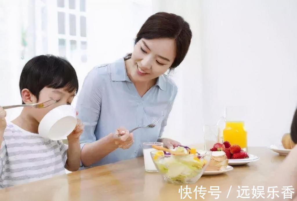 骨骺线|兄弟俩一个天天吃钙片,一个天天喝牛奶,5年后成最萌身高差