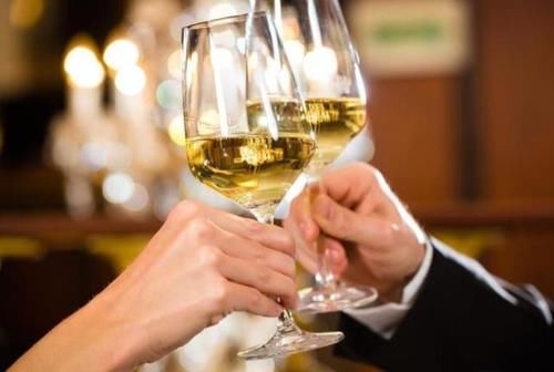 排尿|喝酒后很快排尿，与喝很多酒没有尿意的人，哪种身体好呢？