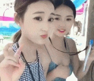 |搞笑GIF:小姐姐一个人出来不安全, 请问需要保镖吗?