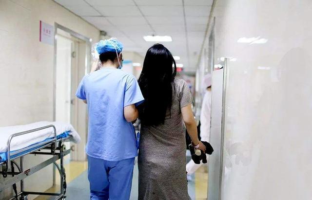 预产期|胎儿发动后去医院,孕妈是穿裤子更合适?还是穿裙子更方便?