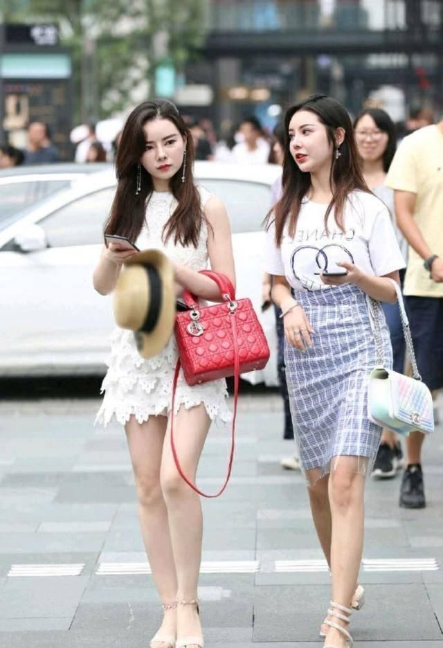 小蛮腰|路人街拍,小姐姐露出来的一点小蛮腰,增添了很多的魅力