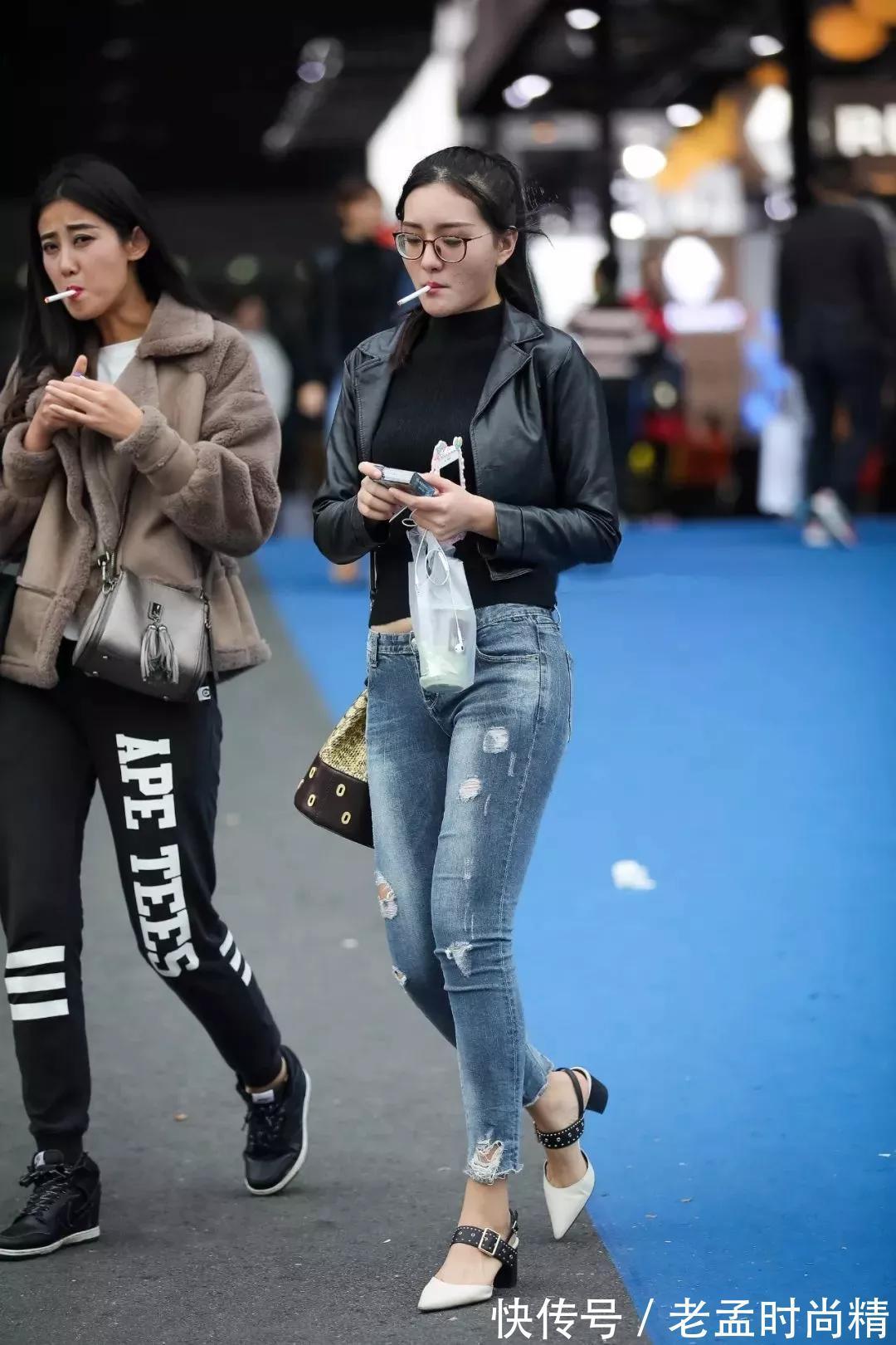 妹子 街拍:眼镜妹子身穿皮衣外套搭配破洞牛仔裤,英姿飒爽,霸气外露