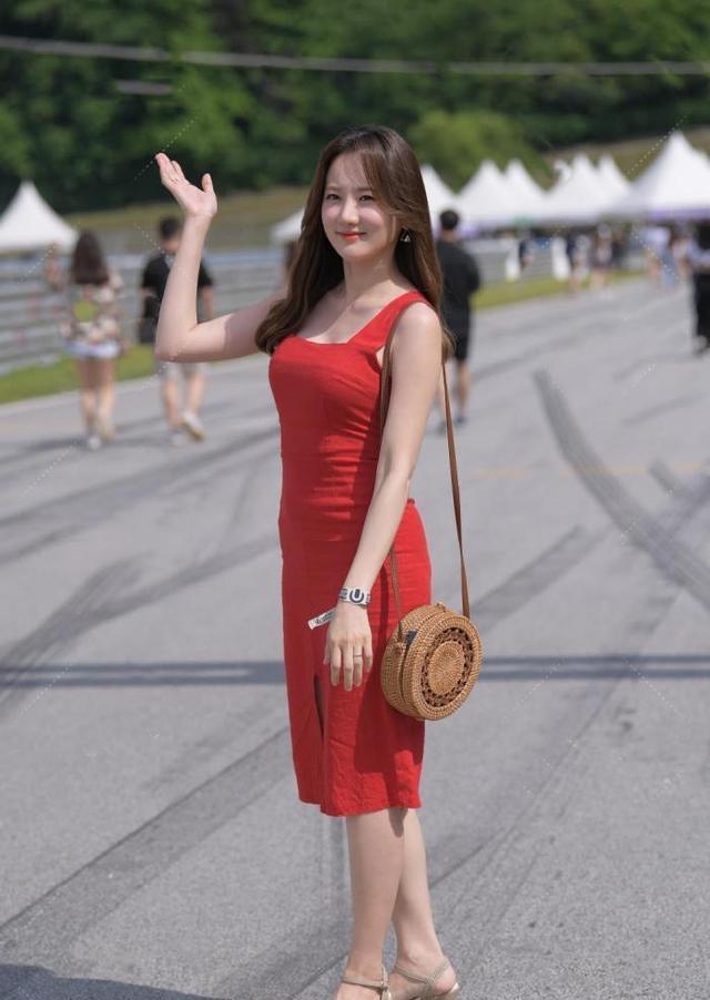 年轻女生穿衣不能低调, 选择时髦舒适的连衣裙, 秀出优雅靓丽的美