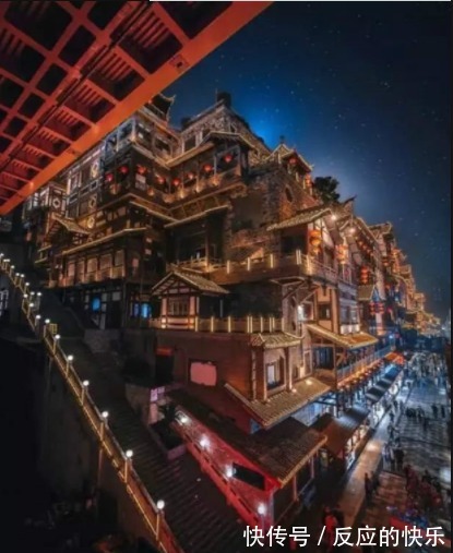 |幽默笑话：朋友买了条假金项链，天天戴着上班，有一次下夜班……