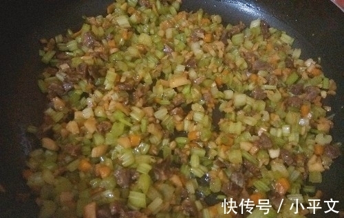 勺子|用勺子吃才过瘾的菜,三种食材,简单易做,鲜香味美,一盘不够吃