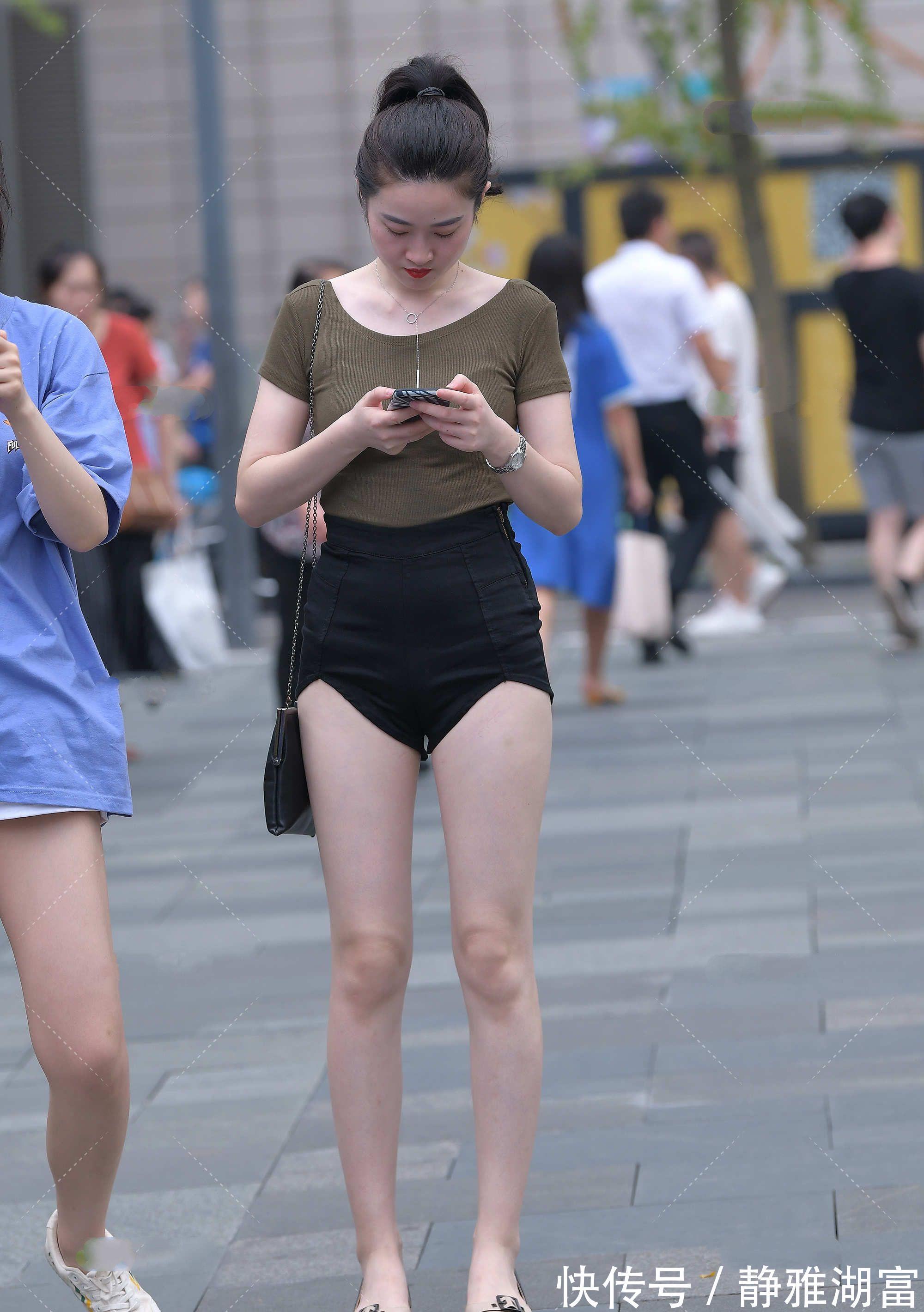 小姐姐|看似简单的圆领针织衫,后背采用镂空式设计,也太时髦了吧