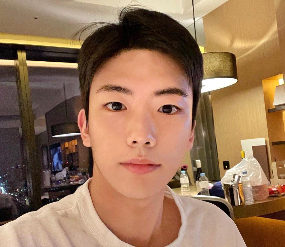 露额|男生不要留“过耳”发型,5款干净利落的短发,剪完帅气提升颜值