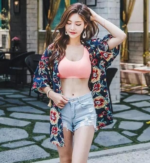 街拍牛仔裤小姐姐的搭配穿出优雅身姿