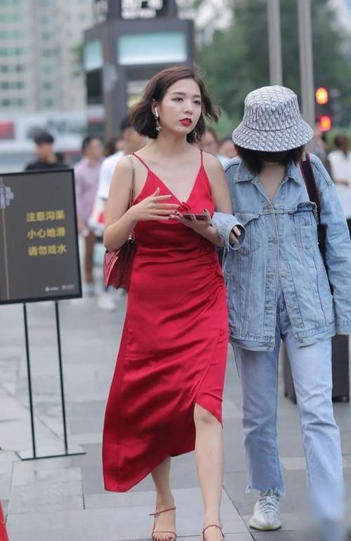 小姐姐 只有这种微胖的女士,才好驾驭大红包臀裙,穿出性感美臀!!