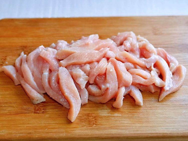 在家做好吃的小零食，椒盐鸡肉条太香了，孩子吃不够