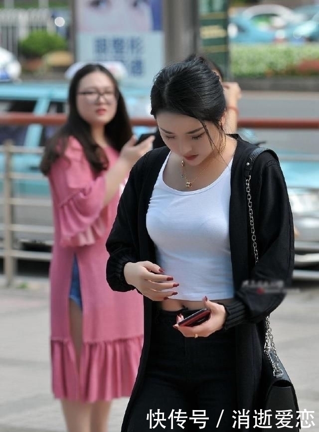 小姐姐|街拍：高挑个性干练的妹子，曲线丰腴,个性穿搭看了时尚迷人！