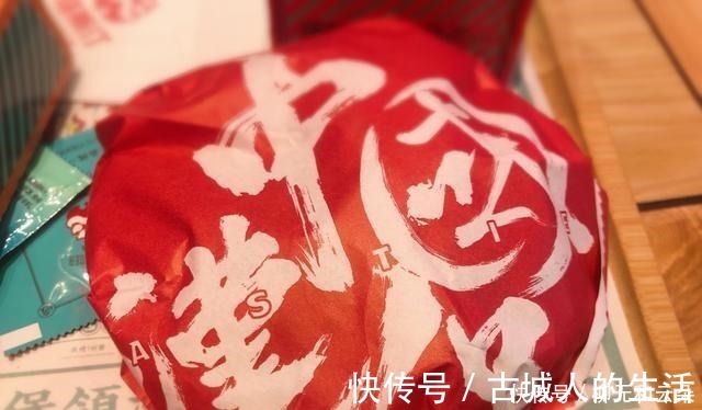 片皮鸭|小伙吃中国汉堡，现做面皮撒满芝麻韧又香，十多元一套量多还便宜
