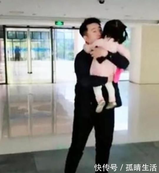 小女孩|父女俩1个月没见,妈妈带女儿接爸爸下班,父女俩的反应太暖心!