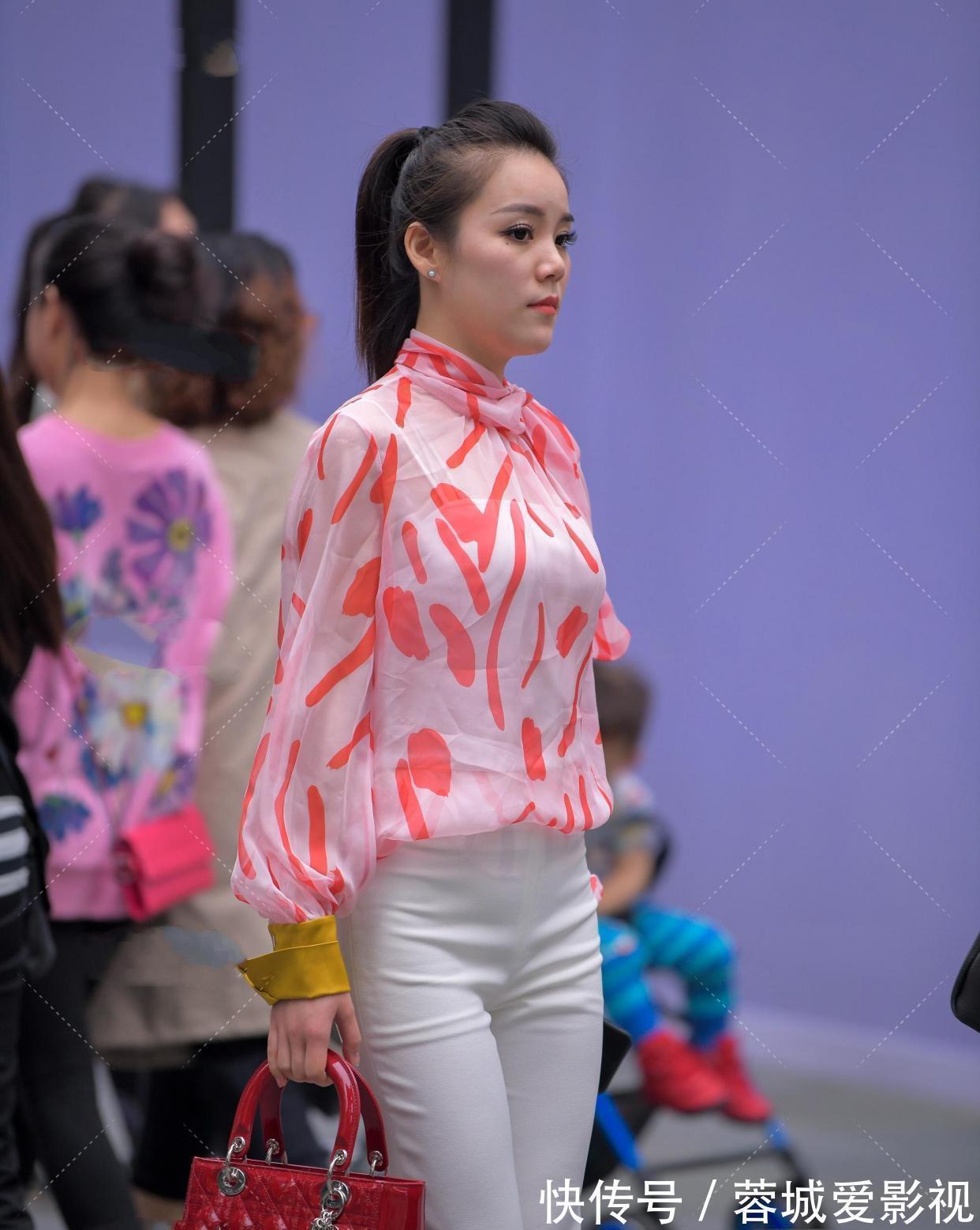 粉印花 粉印花网纱与白色吊带搭配,吊带过于暴露,只穿一个网纱罩即可