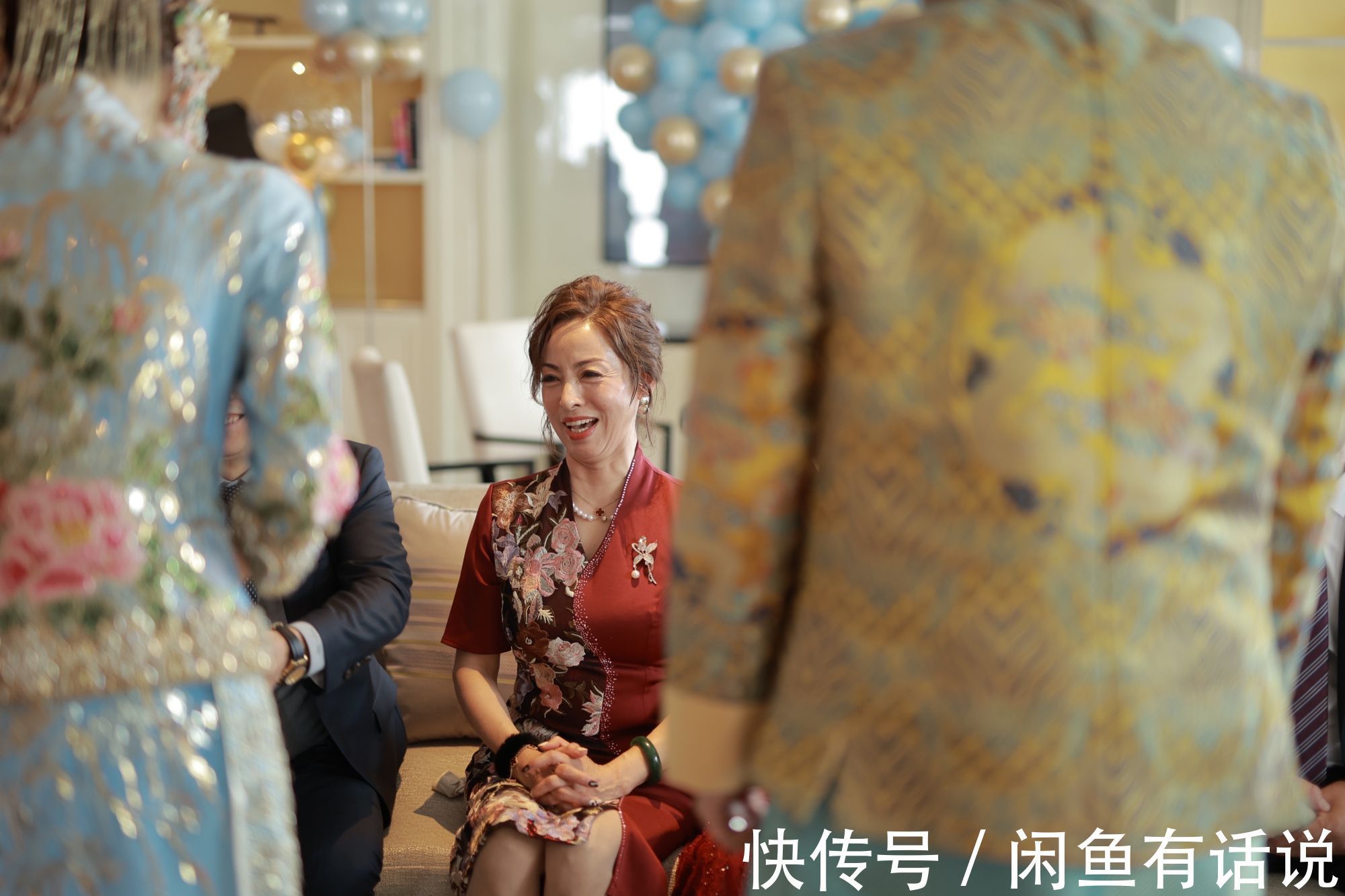 面料 “最美婆婆”婚礼上走红,穿紧身旗袍气质惊艳,新娘看了都有压力