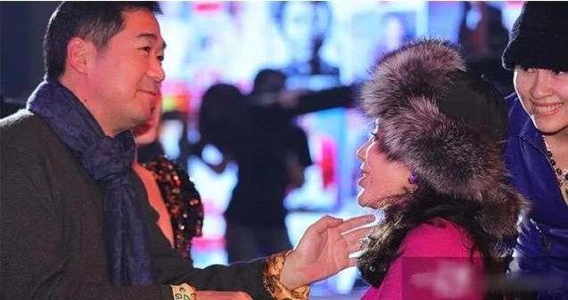 宁静当年蹲在张国立脚边说话,表情谄媚,一旁的章子怡满脸不屑