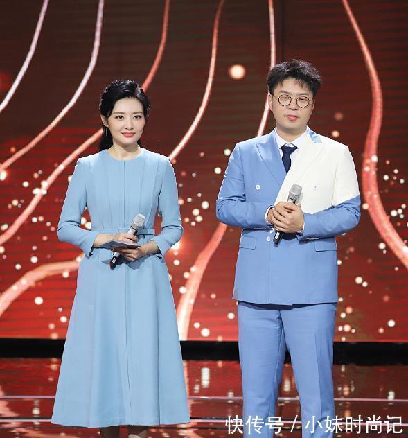 薄背|周涛的气质依然在线，穿简单的蓝色连衣裙，虽然朴素但却抢镜十足