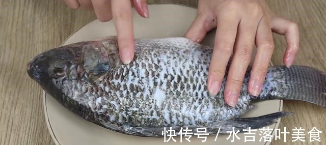 解冻鱼不能直接用水泡,海产老板教我一招,解冻后和新鲜买的一样!