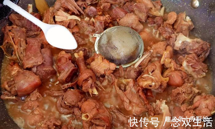 厨娘|夏季，遇到此肉要多吃，营养极高，比吃牛羊肉强，炖上一锅真馋人
